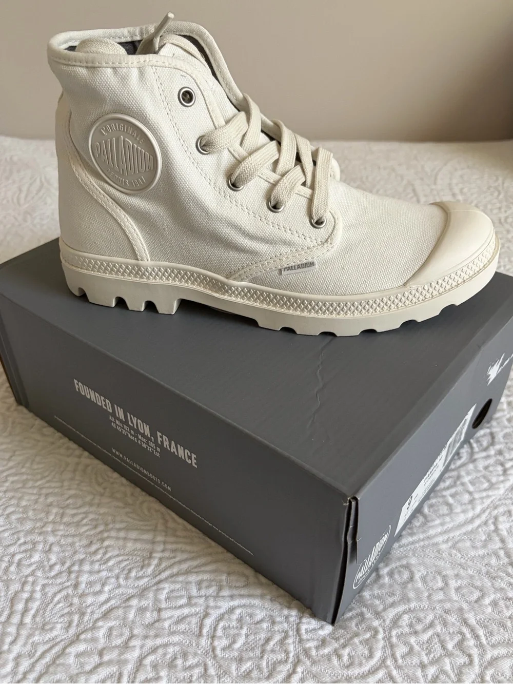 NIB Palladium Pampa Hi Women's Boots in Star White size 9